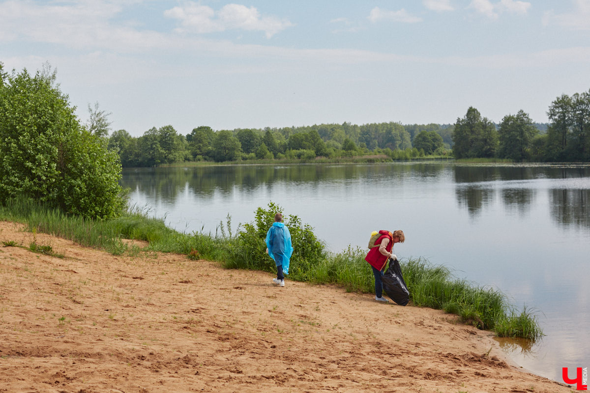 В дождевиках, но с улыбками! На озере Запольское прошел третий по счету субботник «Чистое озеро». Причем с подарками не только от организаторов мероприятия, но и от погоды. Уже третий год подряд неравнодушные граждане собираются вместе, чтобы проявить заботу об окружающей среде. Ну как мы могли пропустить такое важное событие, которое еще и завершилось BBQ-вечеринкой? Читайте и вы наш экологичный фоторепортаж.