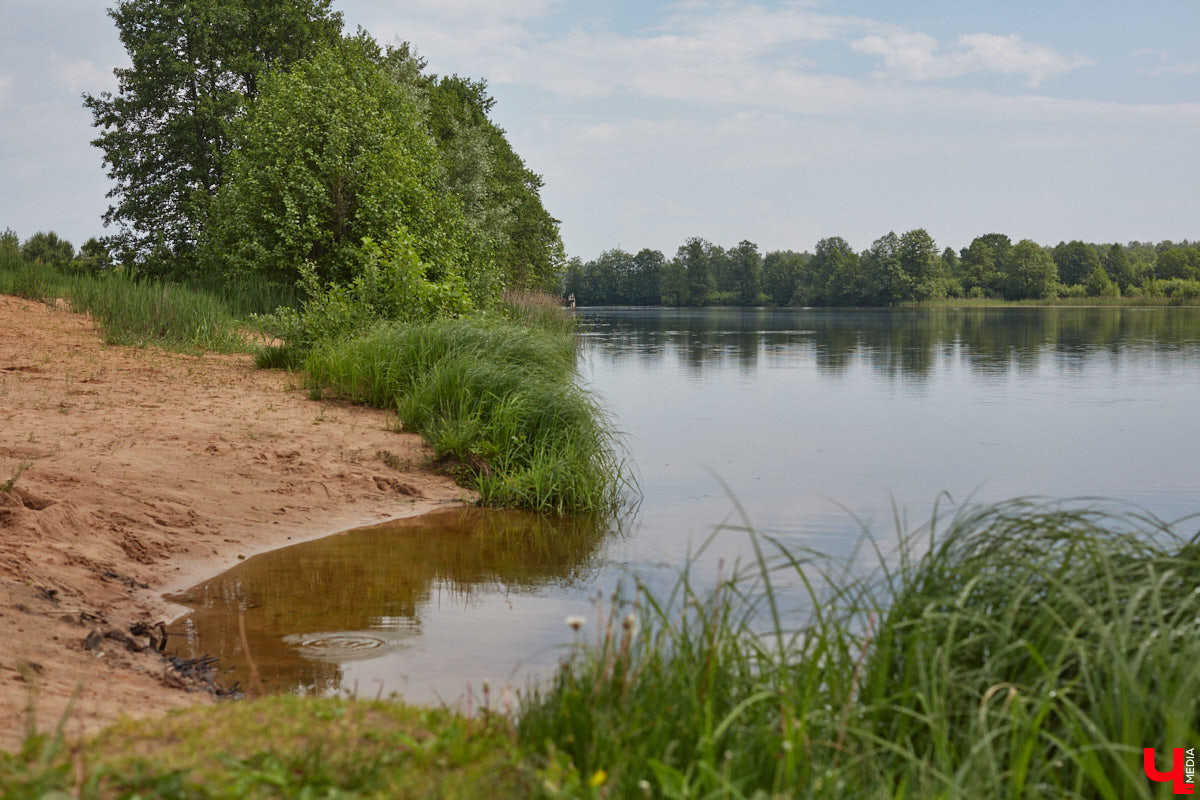 В дождевиках, но с улыбками! На озере Запольское прошел третий по счету субботник «Чистое озеро». Причем с подарками не только от организаторов мероприятия, но и от погоды. Уже третий год подряд неравнодушные граждане собираются вместе, чтобы проявить заботу об окружающей среде. Ну как мы могли пропустить такое важное событие, которое еще и завершилось BBQ-вечеринкой? Читайте и вы наш экологичный фоторепортаж.