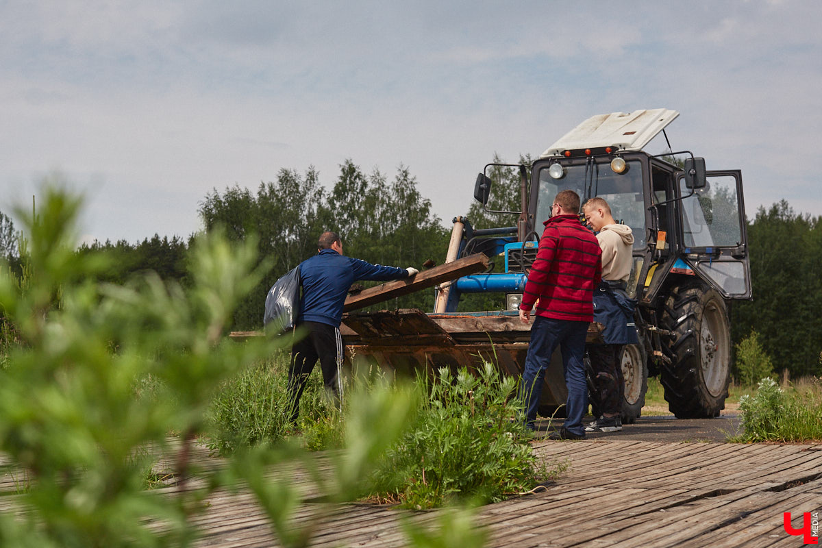 В дождевиках, но с улыбками! На озере Запольское прошел третий по счету субботник «Чистое озеро». Причем с подарками не только от организаторов мероприятия, но и от погоды. Уже третий год подряд неравнодушные граждане собираются вместе, чтобы проявить заботу об окружающей среде. Ну как мы могли пропустить такое важное событие, которое еще и завершилось BBQ-вечеринкой? Читайте и вы наш экологичный фоторепортаж.