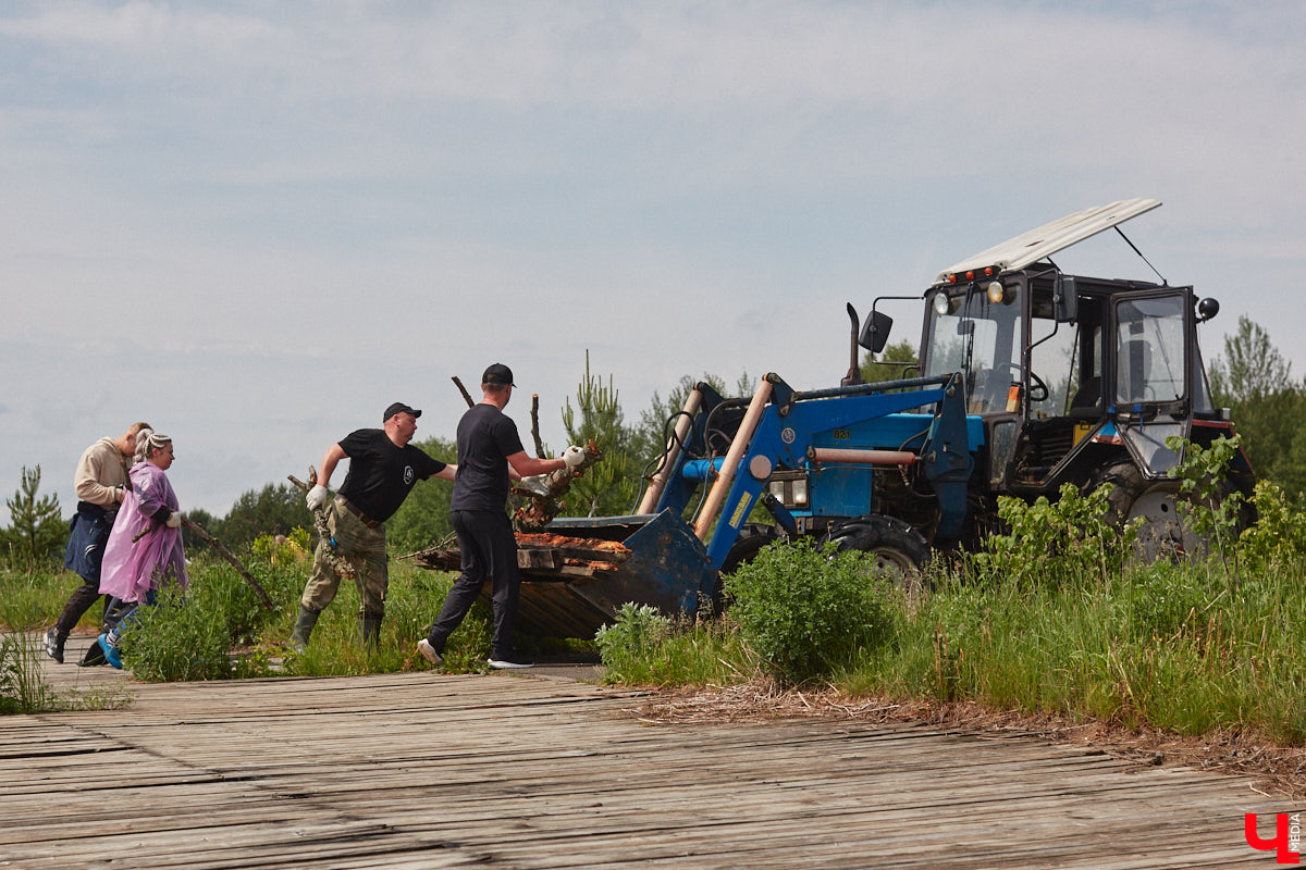 В дождевиках, но с улыбками! На озере Запольское прошел третий по счету субботник «Чистое озеро». Причем с подарками не только от организаторов мероприятия, но и от погоды. Уже третий год подряд неравнодушные граждане собираются вместе, чтобы проявить заботу об окружающей среде. Ну как мы могли пропустить такое важное событие, которое еще и завершилось BBQ-вечеринкой? Читайте и вы наш экологичный фоторепортаж.