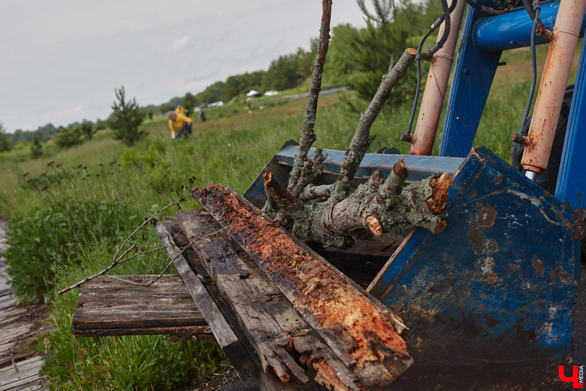 В дождевиках, но с улыбками! На озере Запольское прошел третий по счету субботник «Чистое озеро». Причем с подарками не только от организаторов мероприятия, но и от погоды. Уже третий год подряд неравнодушные граждане собираются вместе, чтобы проявить заботу об окружающей среде. Ну как мы могли пропустить такое важное событие, которое еще и завершилось BBQ-вечеринкой? Читайте и вы наш экологичный фоторепортаж.