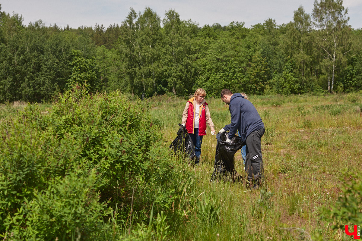 В дождевиках, но с улыбками! На озере Запольское прошел третий по счету субботник «Чистое озеро». Причем с подарками не только от организаторов мероприятия, но и от погоды. Уже третий год подряд неравнодушные граждане собираются вместе, чтобы проявить заботу об окружающей среде. Ну как мы могли пропустить такое важное событие, которое еще и завершилось BBQ-вечеринкой? Читайте и вы наш экологичный фоторепортаж.