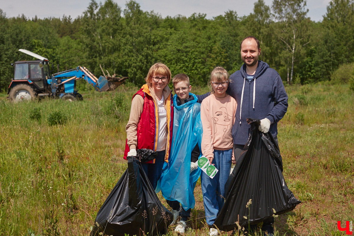 В дождевиках, но с улыбками! На озере Запольское прошел третий по счету субботник «Чистое озеро». Причем с подарками не только от организаторов мероприятия, но и от погоды. Уже третий год подряд неравнодушные граждане собираются вместе, чтобы проявить заботу об окружающей среде. Ну как мы могли пропустить такое важное событие, которое еще и завершилось BBQ-вечеринкой? Читайте и вы наш экологичный фоторепортаж.