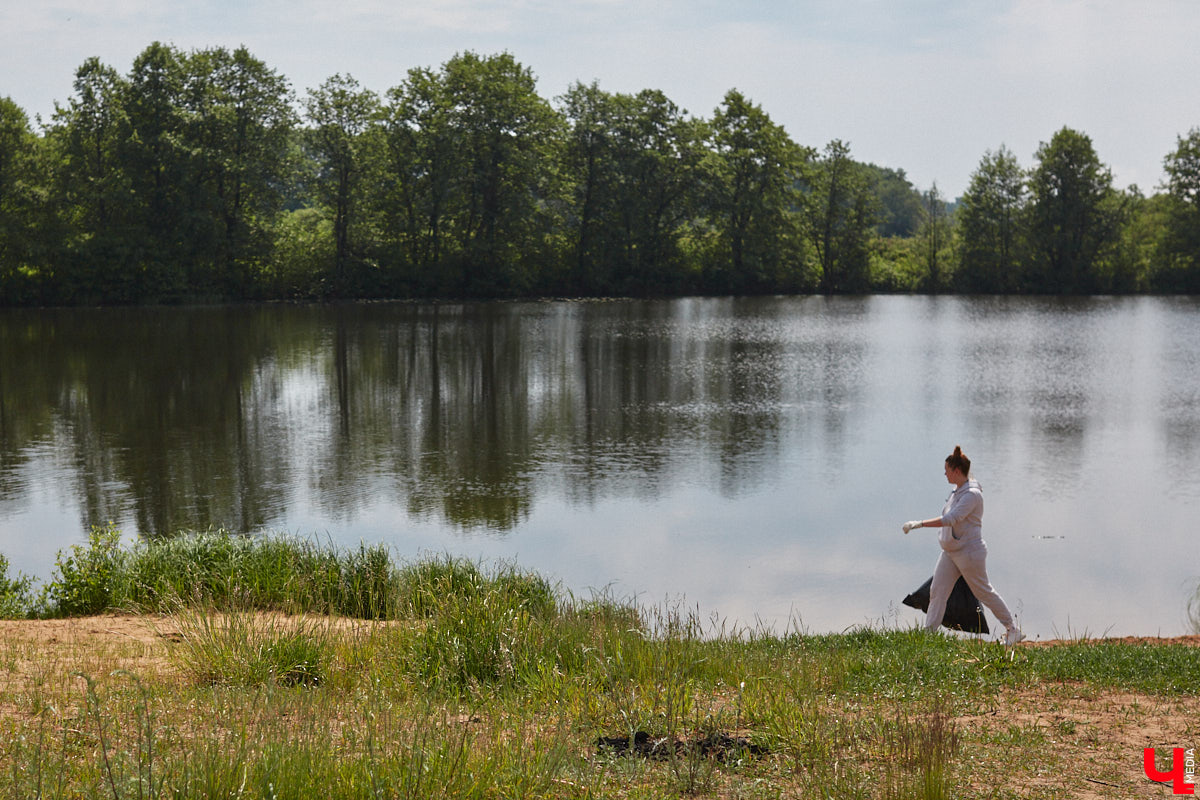 В дождевиках, но с улыбками! На озере Запольское прошел третий по счету субботник «Чистое озеро». Причем с подарками не только от организаторов мероприятия, но и от погоды. Уже третий год подряд неравнодушные граждане собираются вместе, чтобы проявить заботу об окружающей среде. Ну как мы могли пропустить такое важное событие, которое еще и завершилось BBQ-вечеринкой? Читайте и вы наш экологичный фоторепортаж.