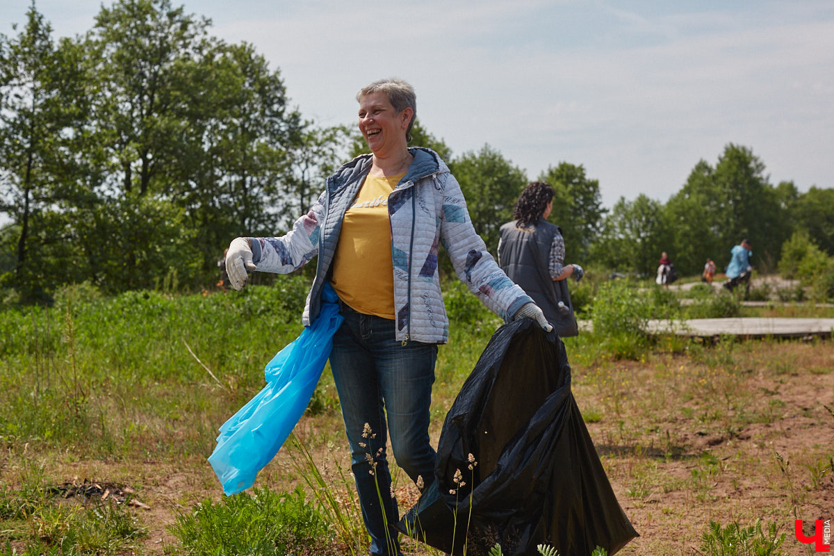 В дождевиках, но с улыбками! На озере Запольское прошел третий по счету субботник «Чистое озеро». Причем с подарками не только от организаторов мероприятия, но и от погоды. Уже третий год подряд неравнодушные граждане собираются вместе, чтобы проявить заботу об окружающей среде. Ну как мы могли пропустить такое важное событие, которое еще и завершилось BBQ-вечеринкой? Читайте и вы наш экологичный фоторепортаж.