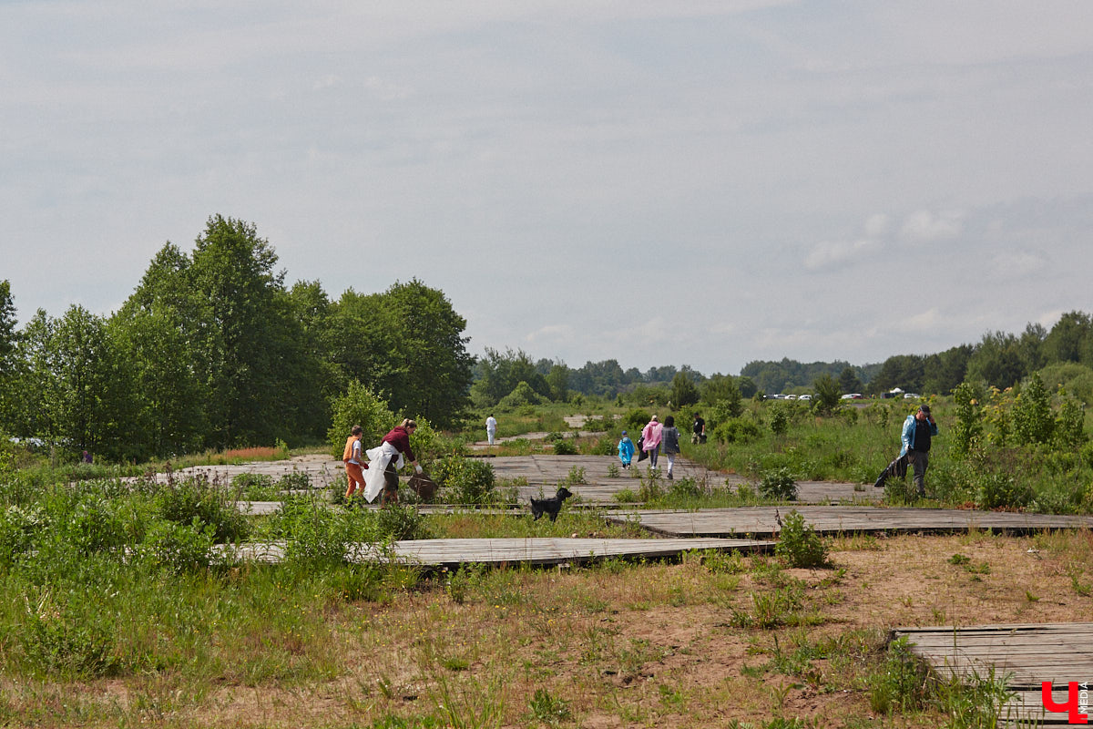 В дождевиках, но с улыбками! На озере Запольское прошел третий по счету субботник «Чистое озеро». Причем с подарками не только от организаторов мероприятия, но и от погоды. Уже третий год подряд неравнодушные граждане собираются вместе, чтобы проявить заботу об окружающей среде. Ну как мы могли пропустить такое важное событие, которое еще и завершилось BBQ-вечеринкой? Читайте и вы наш экологичный фоторепортаж.