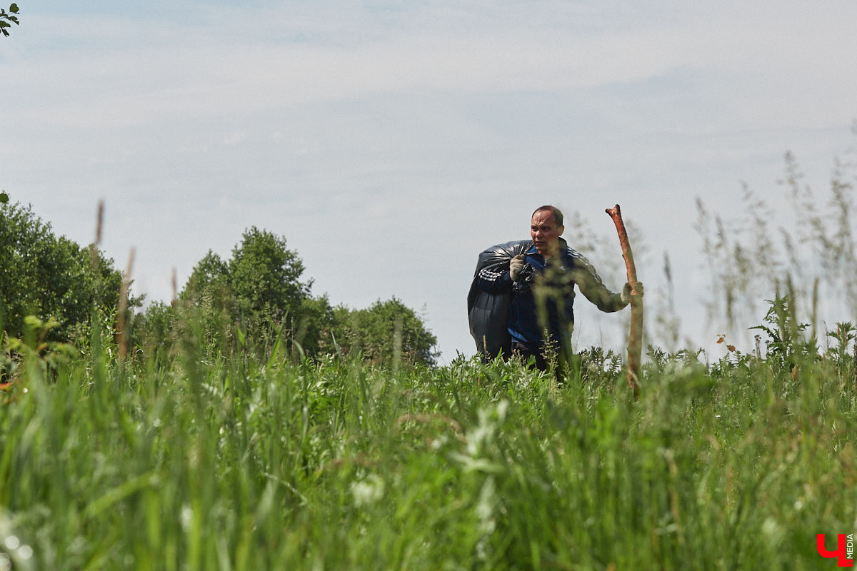 В дождевиках, но с улыбками! На озере Запольское прошел третий по счету субботник «Чистое озеро». Причем с подарками не только от организаторов мероприятия, но и от погоды. Уже третий год подряд неравнодушные граждане собираются вместе, чтобы проявить заботу об окружающей среде. Ну как мы могли пропустить такое важное событие, которое еще и завершилось BBQ-вечеринкой? Читайте и вы наш экологичный фоторепортаж.