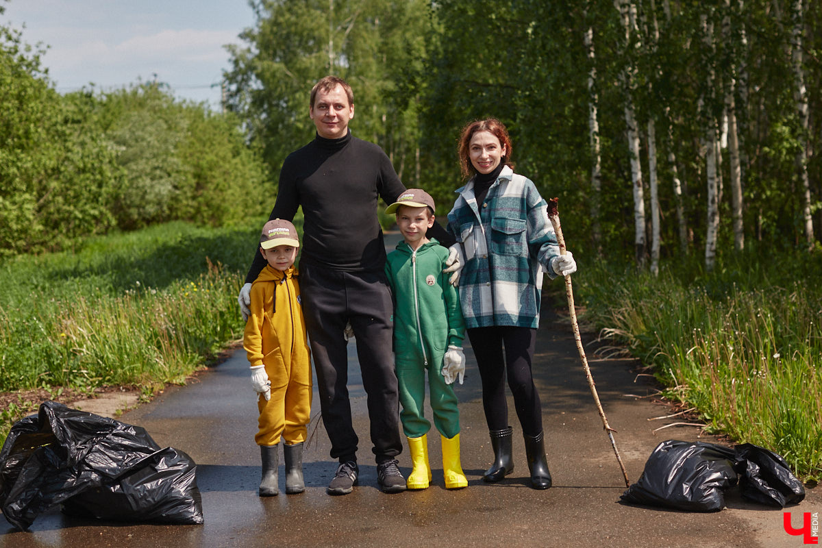 В дождевиках, но с улыбками! На озере Запольское прошел третий по счету субботник «Чистое озеро». Причем с подарками не только от организаторов мероприятия, но и от погоды. Уже третий год подряд неравнодушные граждане собираются вместе, чтобы проявить заботу об окружающей среде. Ну как мы могли пропустить такое важное событие, которое еще и завершилось BBQ-вечеринкой? Читайте и вы наш экологичный фоторепортаж.