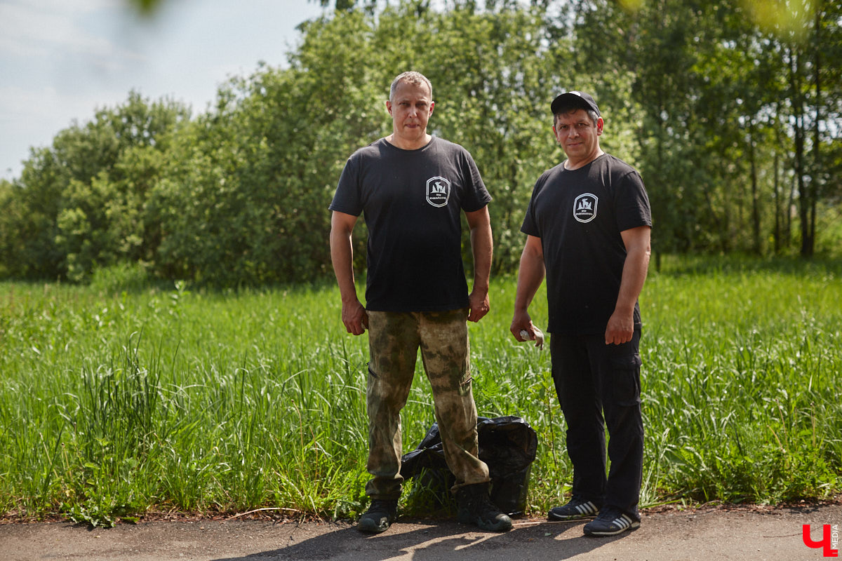 В дождевиках, но с улыбками! На озере Запольское прошел третий по счету субботник «Чистое озеро». Причем с подарками не только от организаторов мероприятия, но и от погоды. Уже третий год подряд неравнодушные граждане собираются вместе, чтобы проявить заботу об окружающей среде. Ну как мы могли пропустить такое важное событие, которое еще и завершилось BBQ-вечеринкой? Читайте и вы наш экологичный фоторепортаж.