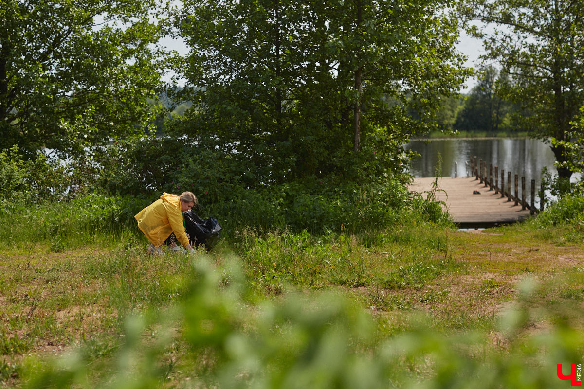 В дождевиках, но с улыбками! На озере Запольское прошел третий по счету субботник «Чистое озеро». Причем с подарками не только от организаторов мероприятия, но и от погоды. Уже третий год подряд неравнодушные граждане собираются вместе, чтобы проявить заботу об окружающей среде. Ну как мы могли пропустить такое важное событие, которое еще и завершилось BBQ-вечеринкой? Читайте и вы наш экологичный фоторепортаж.