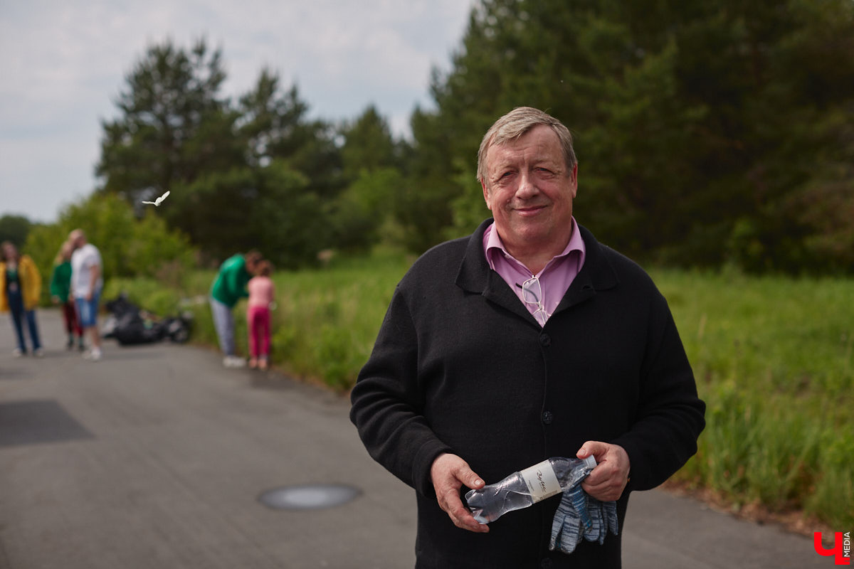 В дождевиках, но с улыбками! На озере Запольское прошел третий по счету субботник «Чистое озеро». Причем с подарками не только от организаторов мероприятия, но и от погоды. Уже третий год подряд неравнодушные граждане собираются вместе, чтобы проявить заботу об окружающей среде. Ну как мы могли пропустить такое важное событие, которое еще и завершилось BBQ-вечеринкой? Читайте и вы наш экологичный фоторепортаж.