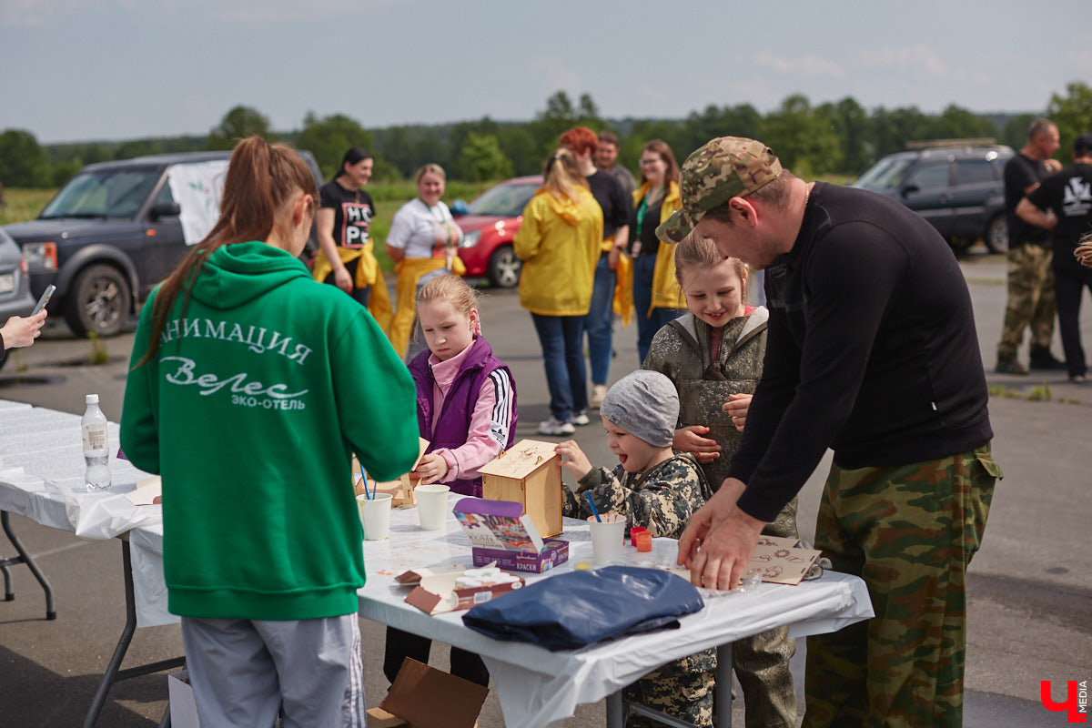 В дождевиках, но с улыбками! На озере Запольское прошел третий по счету субботник «Чистое озеро». Причем с подарками не только от организаторов мероприятия, но и от погоды. Уже третий год подряд неравнодушные граждане собираются вместе, чтобы проявить заботу об окружающей среде. Ну как мы могли пропустить такое важное событие, которое еще и завершилось BBQ-вечеринкой? Читайте и вы наш экологичный фоторепортаж.