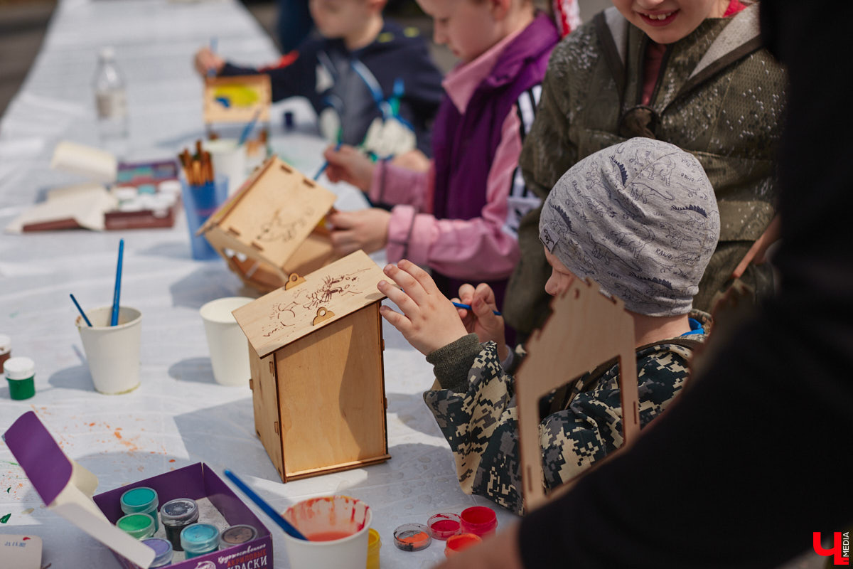 В дождевиках, но с улыбками! На озере Запольское прошел третий по счету субботник «Чистое озеро». Причем с подарками не только от организаторов мероприятия, но и от погоды. Уже третий год подряд неравнодушные граждане собираются вместе, чтобы проявить заботу об окружающей среде. Ну как мы могли пропустить такое важное событие, которое еще и завершилось BBQ-вечеринкой? Читайте и вы наш экологичный фоторепортаж.