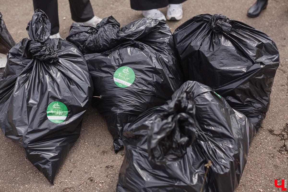 В дождевиках, но с улыбками! На озере Запольское прошел третий по счету субботник «Чистое озеро». Причем с подарками не только от организаторов мероприятия, но и от погоды. Уже третий год подряд неравнодушные граждане собираются вместе, чтобы проявить заботу об окружающей среде. Ну как мы могли пропустить такое важное событие, которое еще и завершилось BBQ-вечеринкой? Читайте и вы наш экологичный фоторепортаж.