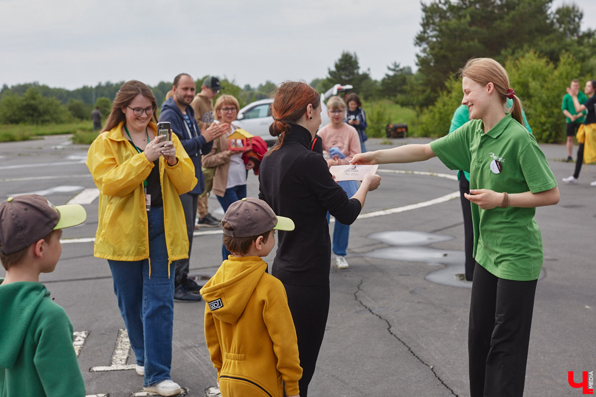 В дождевиках, но с улыбками! На озере Запольское прошел третий по счету субботник «Чистое озеро». Причем с подарками не только от организаторов мероприятия, но и от погоды. Уже третий год подряд неравнодушные граждане собираются вместе, чтобы проявить заботу об окружающей среде. Ну как мы могли пропустить такое важное событие, которое еще и завершилось BBQ-вечеринкой? Читайте и вы наш экологичный фоторепортаж.