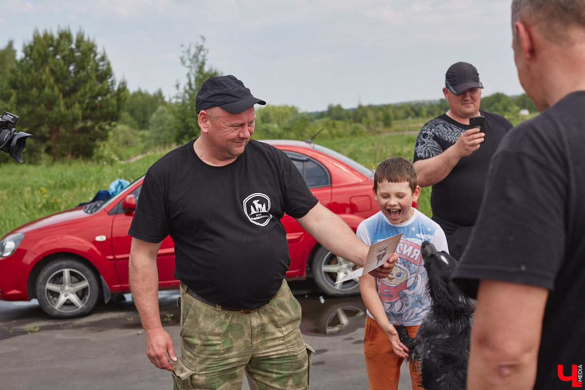 В дождевиках, но с улыбками! На озере Запольское прошел третий по счету субботник «Чистое озеро». Причем с подарками не только от организаторов мероприятия, но и от погоды. Уже третий год подряд неравнодушные граждане собираются вместе, чтобы проявить заботу об окружающей среде. Ну как мы могли пропустить такое важное событие, которое еще и завершилось BBQ-вечеринкой? Читайте и вы наш экологичный фоторепортаж.