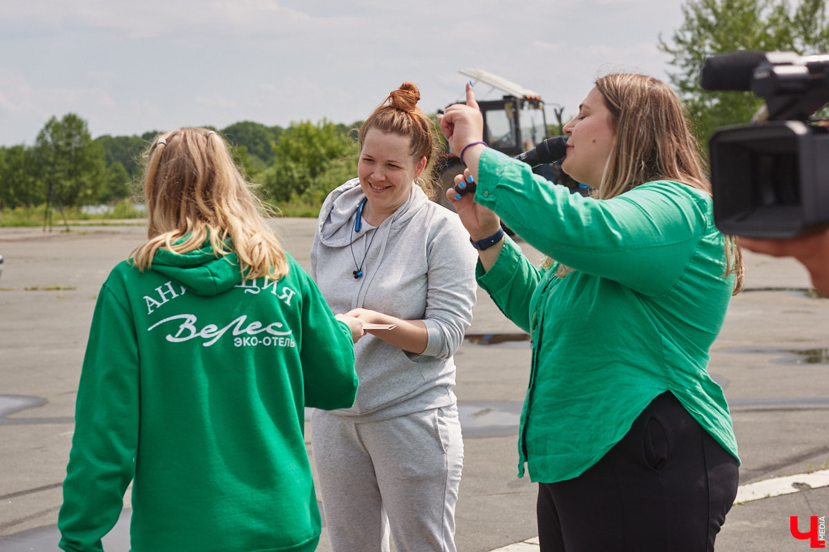 В дождевиках, но с улыбками! На озере Запольское прошел третий по счету субботник «Чистое озеро». Причем с подарками не только от организаторов мероприятия, но и от погоды. Уже третий год подряд неравнодушные граждане собираются вместе, чтобы проявить заботу об окружающей среде. Ну как мы могли пропустить такое важное событие, которое еще и завершилось BBQ-вечеринкой? Читайте и вы наш экологичный фоторепортаж.
