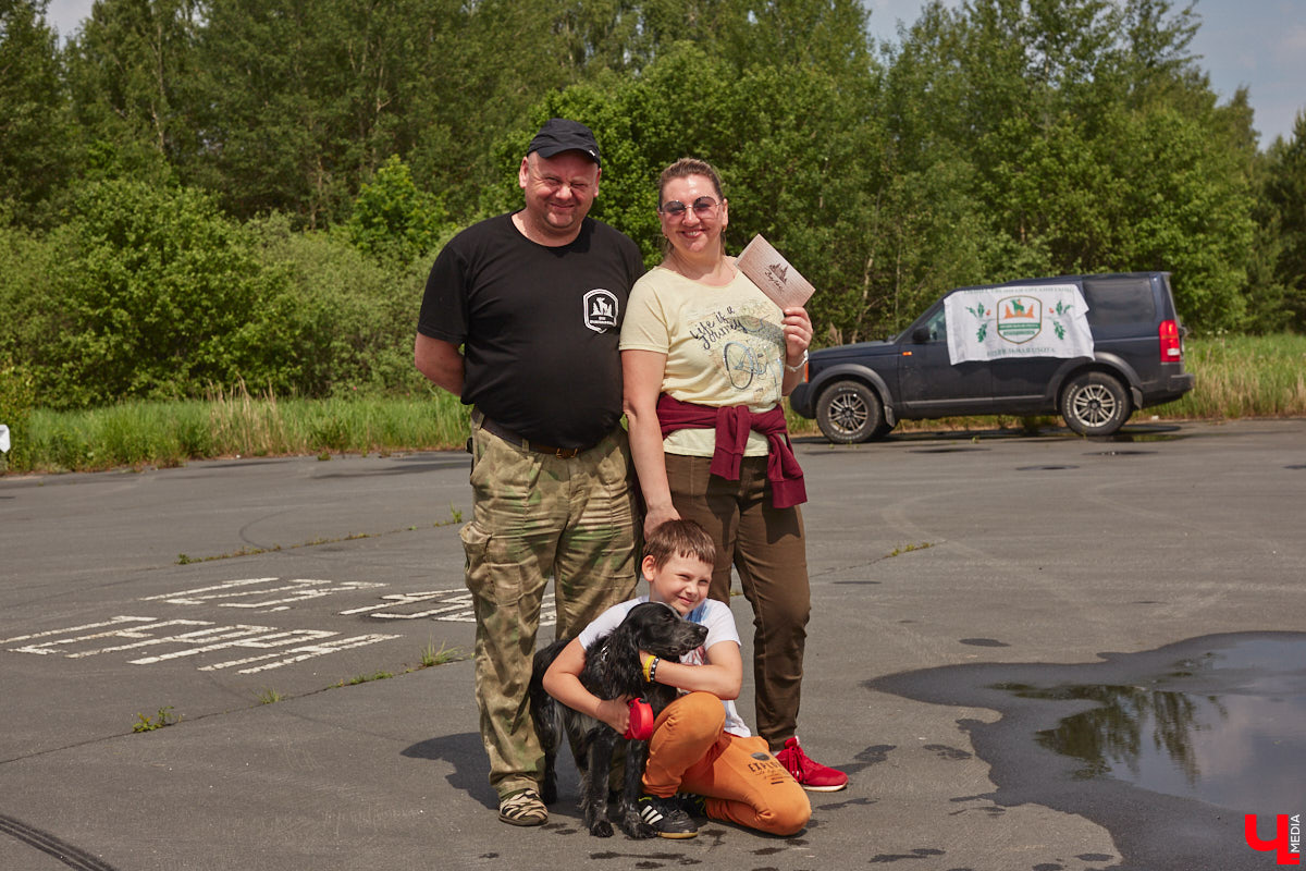 В дождевиках, но с улыбками! На озере Запольское прошел третий по счету субботник «Чистое озеро». Причем с подарками не только от организаторов мероприятия, но и от погоды. Уже третий год подряд неравнодушные граждане собираются вместе, чтобы проявить заботу об окружающей среде. Ну как мы могли пропустить такое важное событие, которое еще и завершилось BBQ-вечеринкой? Читайте и вы наш экологичный фоторепортаж.