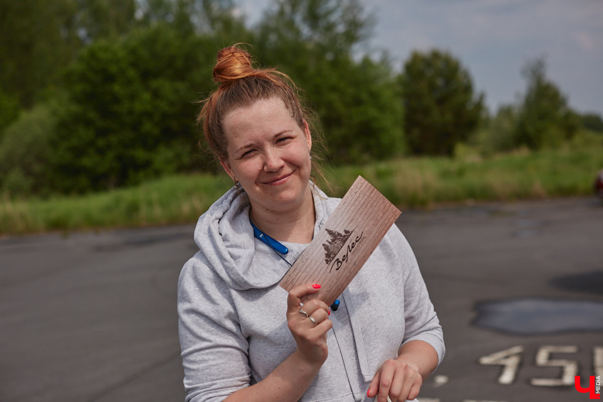 В дождевиках, но с улыбками! На озере Запольское прошел третий по счету субботник «Чистое озеро». Причем с подарками не только от организаторов мероприятия, но и от погоды. Уже третий год подряд неравнодушные граждане собираются вместе, чтобы проявить заботу об окружающей среде. Ну как мы могли пропустить такое важное событие, которое еще и завершилось BBQ-вечеринкой? Читайте и вы наш экологичный фоторепортаж.