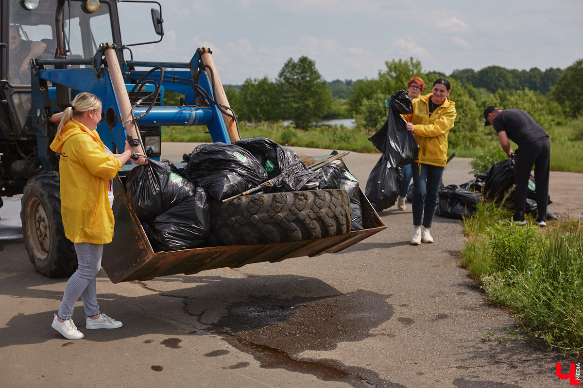 В дождевиках, но с улыбками! На озере Запольское прошел третий по счету субботник «Чистое озеро». Причем с подарками не только от организаторов мероприятия, но и от погоды. Уже третий год подряд неравнодушные граждане собираются вместе, чтобы проявить заботу об окружающей среде. Ну как мы могли пропустить такое важное событие, которое еще и завершилось BBQ-вечеринкой? Читайте и вы наш экологичный фоторепортаж.