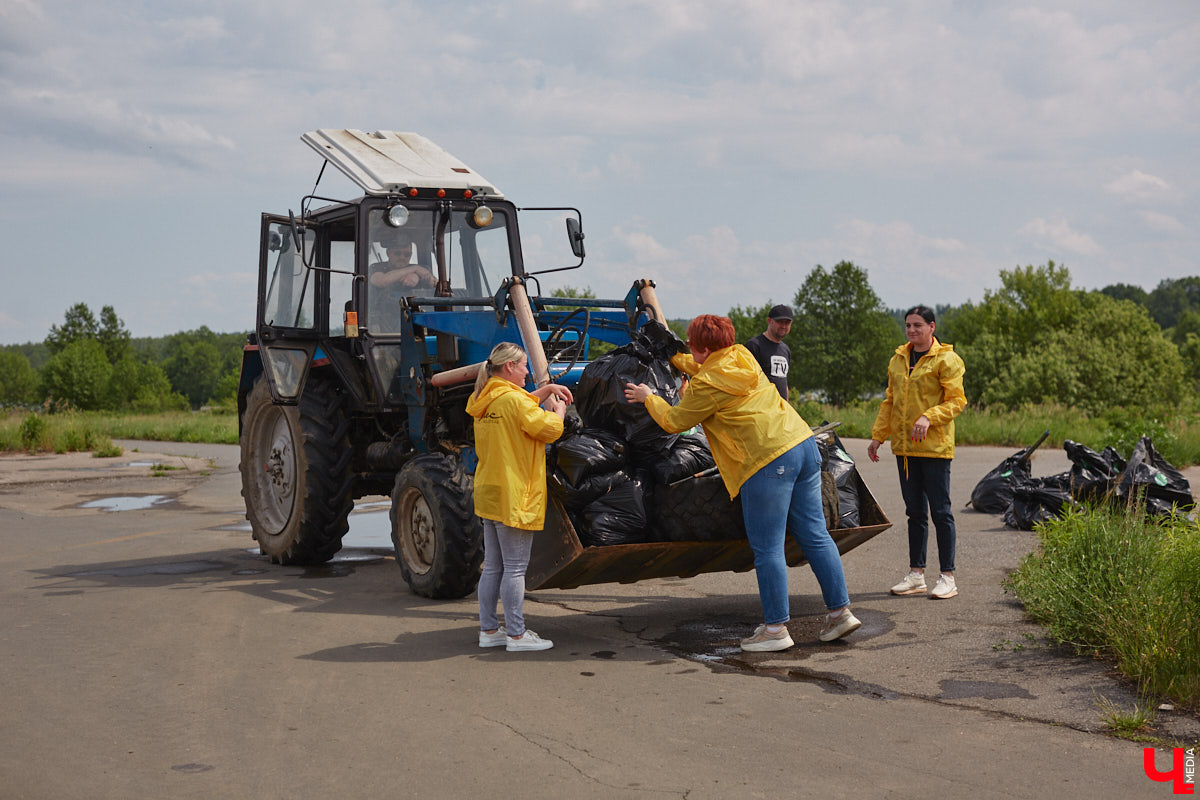 В дождевиках, но с улыбками! На озере Запольское прошел третий по счету субботник «Чистое озеро». Причем с подарками не только от организаторов мероприятия, но и от погоды. Уже третий год подряд неравнодушные граждане собираются вместе, чтобы проявить заботу об окружающей среде. Ну как мы могли пропустить такое важное событие, которое еще и завершилось BBQ-вечеринкой? Читайте и вы наш экологичный фоторепортаж.