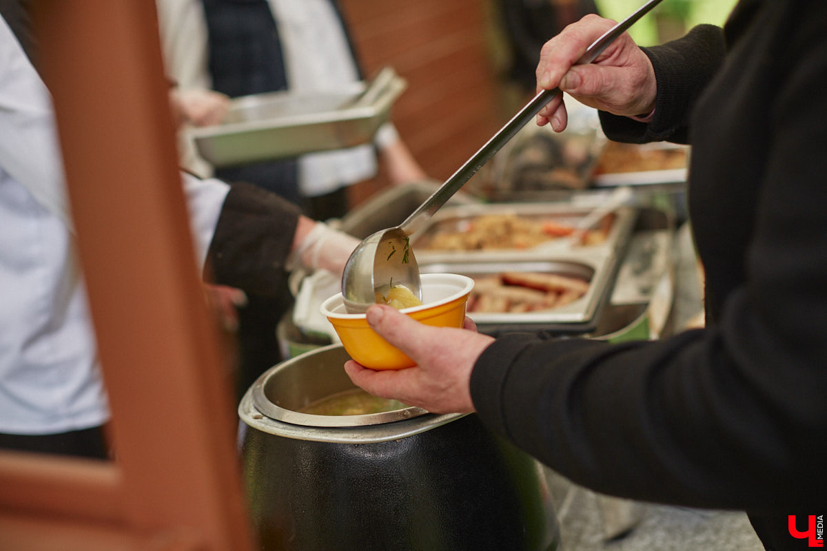 В дождевиках, но с улыбками! На озере Запольское прошел третий по счету субботник «Чистое озеро». Причем с подарками не только от организаторов мероприятия, но и от погоды. Уже третий год подряд неравнодушные граждане собираются вместе, чтобы проявить заботу об окружающей среде. Ну как мы могли пропустить такое важное событие, которое еще и завершилось BBQ-вечеринкой? Читайте и вы наш экологичный фоторепортаж.