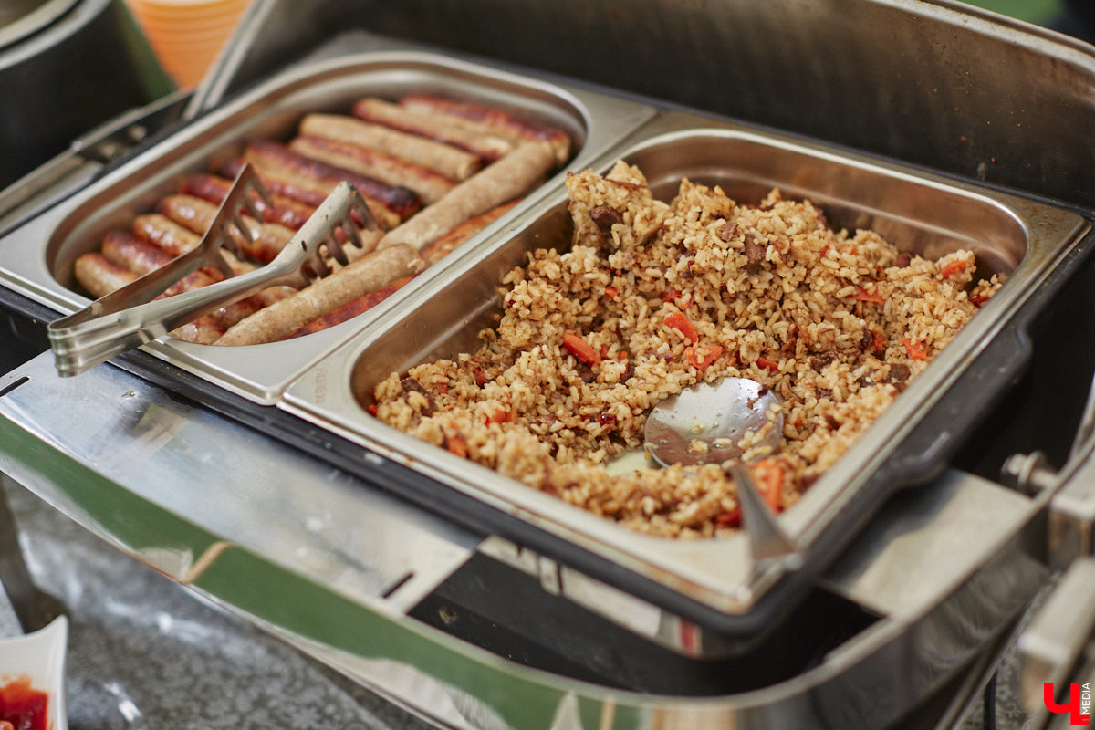 В дождевиках, но с улыбками! На озере Запольское прошел третий по счету субботник «Чистое озеро». Причем с подарками не только от организаторов мероприятия, но и от погоды. Уже третий год подряд неравнодушные граждане собираются вместе, чтобы проявить заботу об окружающей среде. Ну как мы могли пропустить такое важное событие, которое еще и завершилось BBQ-вечеринкой? Читайте и вы наш экологичный фоторепортаж.