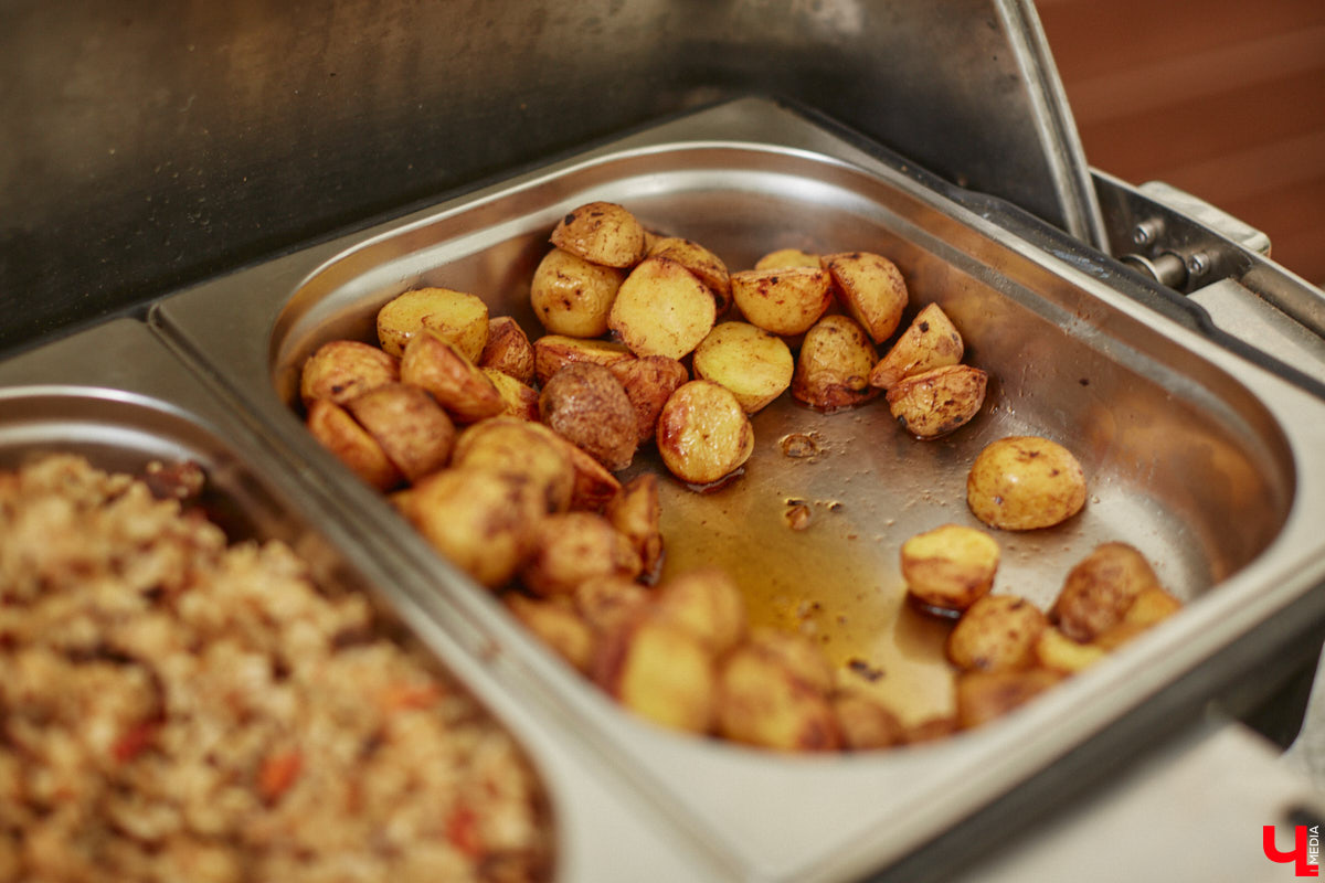 В дождевиках, но с улыбками! На озере Запольское прошел третий по счету субботник «Чистое озеро». Причем с подарками не только от организаторов мероприятия, но и от погоды. Уже третий год подряд неравнодушные граждане собираются вместе, чтобы проявить заботу об окружающей среде. Ну как мы могли пропустить такое важное событие, которое еще и завершилось BBQ-вечеринкой? Читайте и вы наш экологичный фоторепортаж.