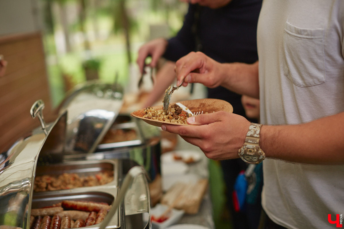 В дождевиках, но с улыбками! На озере Запольское прошел третий по счету субботник «Чистое озеро». Причем с подарками не только от организаторов мероприятия, но и от погоды. Уже третий год подряд неравнодушные граждане собираются вместе, чтобы проявить заботу об окружающей среде. Ну как мы могли пропустить такое важное событие, которое еще и завершилось BBQ-вечеринкой? Читайте и вы наш экологичный фоторепортаж.