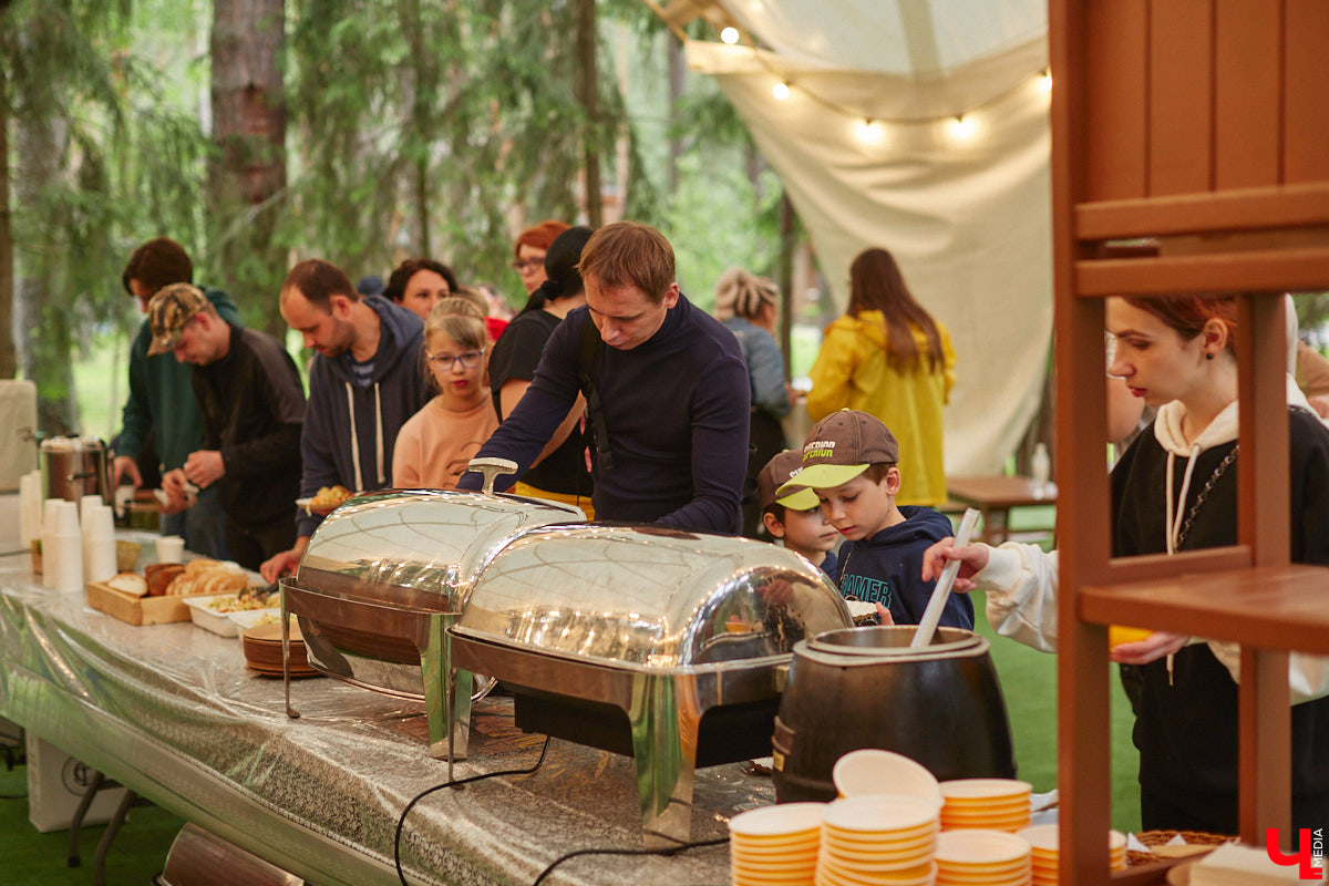 В дождевиках, но с улыбками! На озере Запольское прошел третий по счету субботник «Чистое озеро». Причем с подарками не только от организаторов мероприятия, но и от погоды. Уже третий год подряд неравнодушные граждане собираются вместе, чтобы проявить заботу об окружающей среде. Ну как мы могли пропустить такое важное событие, которое еще и завершилось BBQ-вечеринкой? Читайте и вы наш экологичный фоторепортаж.