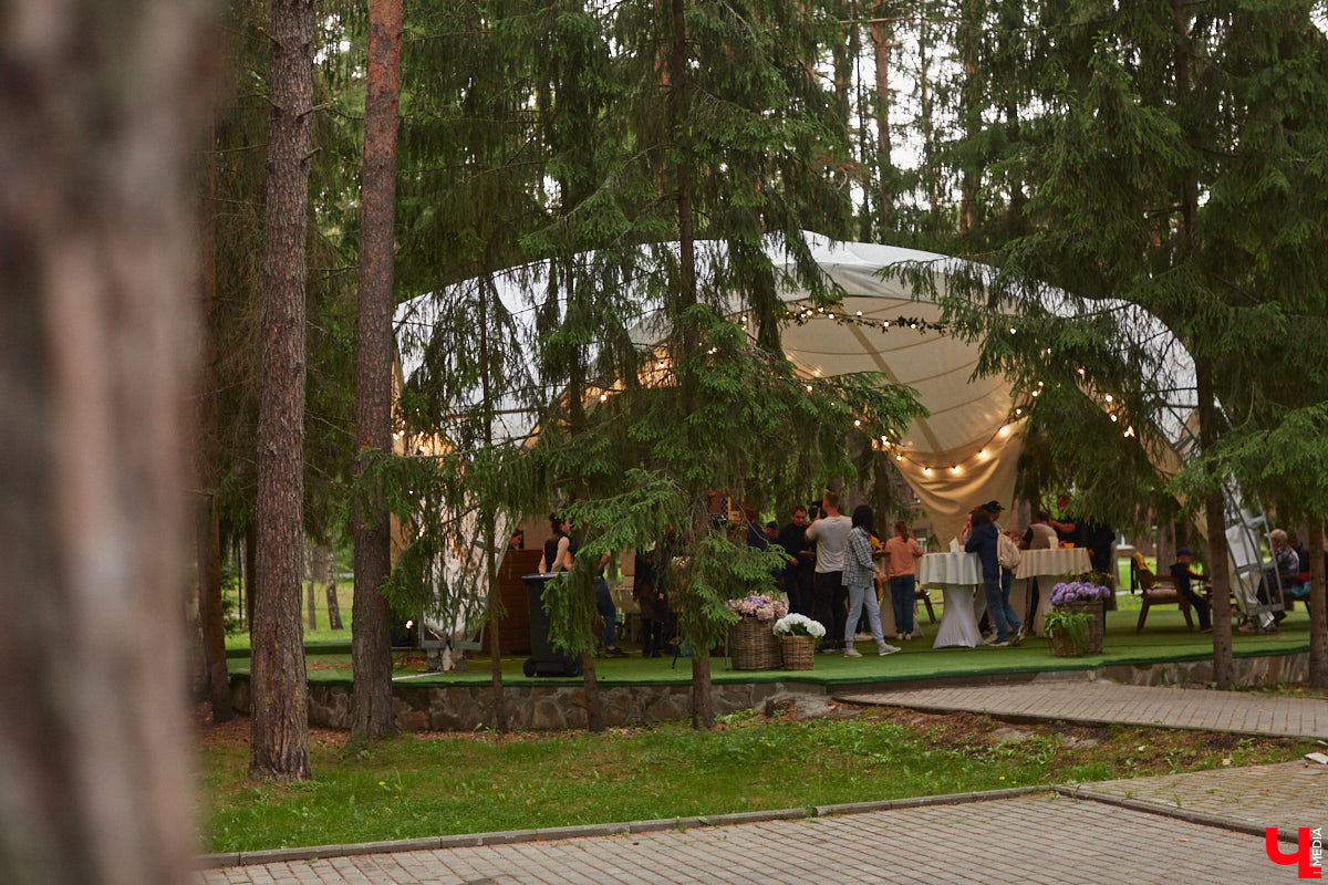 В дождевиках, но с улыбками! На озере Запольское прошел третий по счету субботник «Чистое озеро». Причем с подарками не только от организаторов мероприятия, но и от погоды. Уже третий год подряд неравнодушные граждане собираются вместе, чтобы проявить заботу об окружающей среде. Ну как мы могли пропустить такое важное событие, которое еще и завершилось BBQ-вечеринкой? Читайте и вы наш экологичный фоторепортаж.