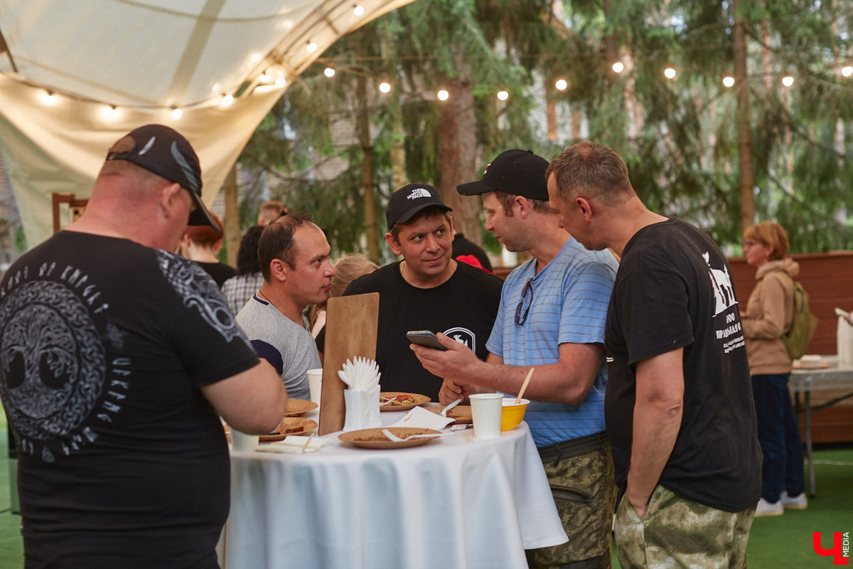 В дождевиках, но с улыбками! На озере Запольское прошел третий по счету субботник «Чистое озеро». Причем с подарками не только от организаторов мероприятия, но и от погоды. Уже третий год подряд неравнодушные граждане собираются вместе, чтобы проявить заботу об окружающей среде. Ну как мы могли пропустить такое важное событие, которое еще и завершилось BBQ-вечеринкой? Читайте и вы наш экологичный фоторепортаж.