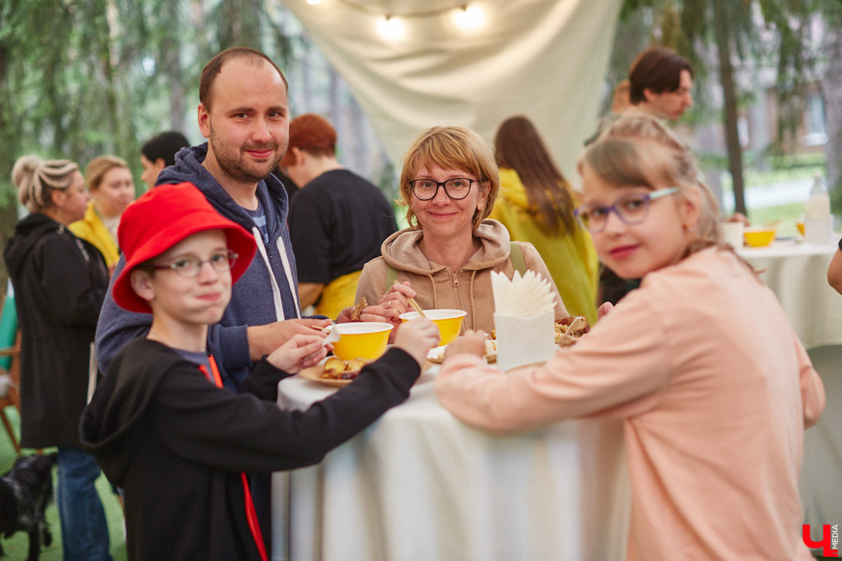 В дождевиках, но с улыбками! На озере Запольское прошел третий по счету субботник «Чистое озеро». Причем с подарками не только от организаторов мероприятия, но и от погоды. Уже третий год подряд неравнодушные граждане собираются вместе, чтобы проявить заботу об окружающей среде. Ну как мы могли пропустить такое важное событие, которое еще и завершилось BBQ-вечеринкой? Читайте и вы наш экологичный фоторепортаж.
