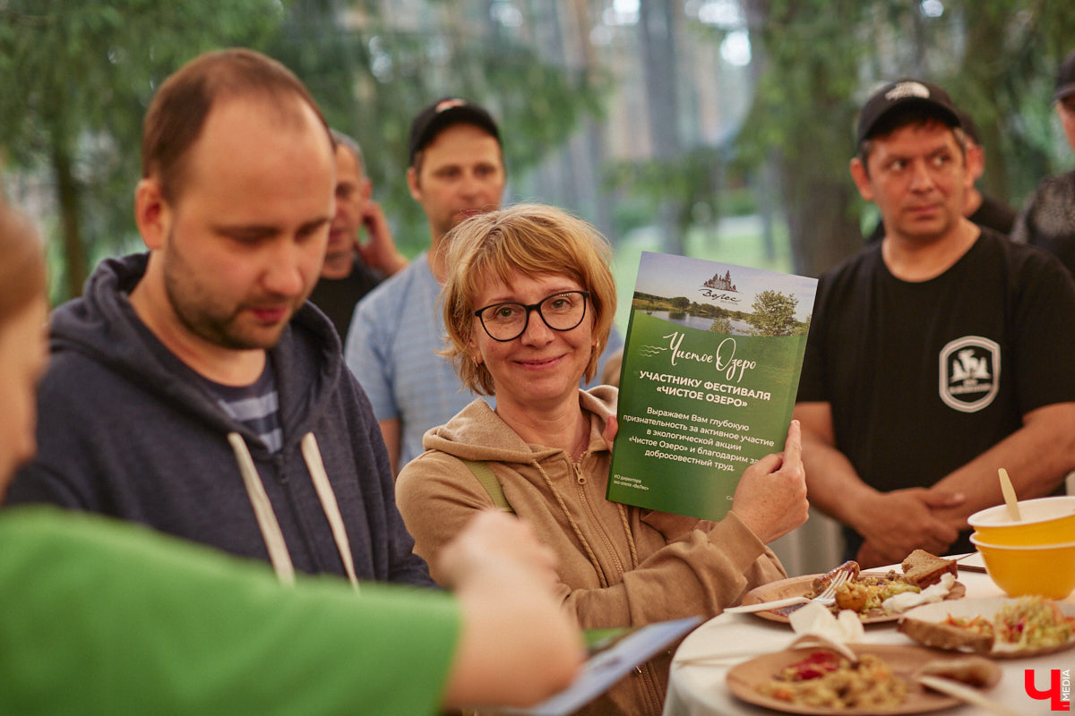 В дождевиках, но с улыбками! На озере Запольское прошел третий по счету субботник «Чистое озеро». Причем с подарками не только от организаторов мероприятия, но и от погоды. Уже третий год подряд неравнодушные граждане собираются вместе, чтобы проявить заботу об окружающей среде. Ну как мы могли пропустить такое важное событие, которое еще и завершилось BBQ-вечеринкой? Читайте и вы наш экологичный фоторепортаж.