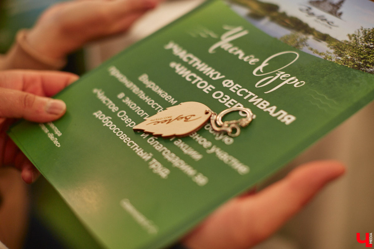 В дождевиках, но с улыбками! На озере Запольское прошел третий по счету субботник «Чистое озеро». Причем с подарками не только от организаторов мероприятия, но и от погоды. Уже третий год подряд неравнодушные граждане собираются вместе, чтобы проявить заботу об окружающей среде. Ну как мы могли пропустить такое важное событие, которое еще и завершилось BBQ-вечеринкой? Читайте и вы наш экологичный фоторепортаж.