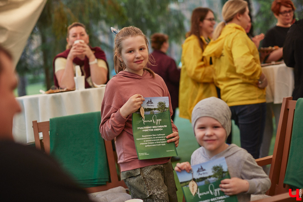 В дождевиках, но с улыбками! На озере Запольское прошел третий по счету субботник «Чистое озеро». Причем с подарками не только от организаторов мероприятия, но и от погоды. Уже третий год подряд неравнодушные граждане собираются вместе, чтобы проявить заботу об окружающей среде. Ну как мы могли пропустить такое важное событие, которое еще и завершилось BBQ-вечеринкой? Читайте и вы наш экологичный фоторепортаж.