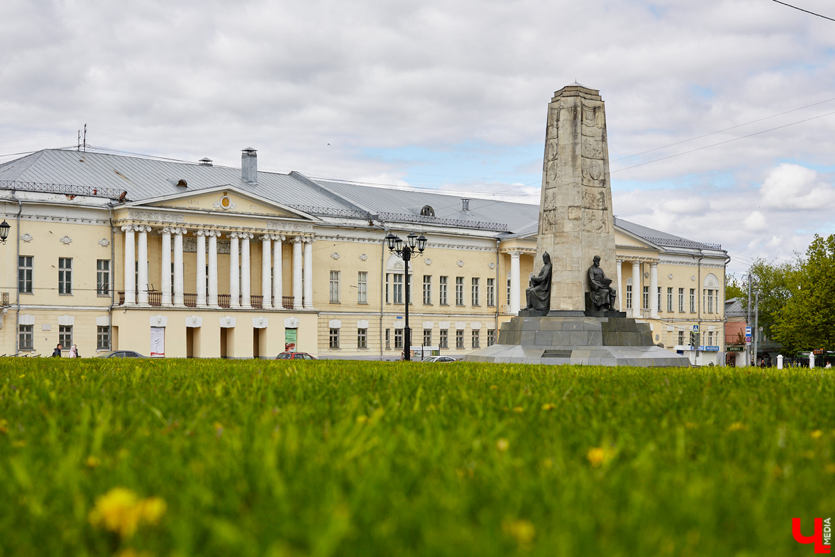 Если говорить об идеальном месте для свадебной церемонии во Владимире, то это, конечно, исторический центр города. Увы, обменяться там кольцами молодоженам пока не представляется возможным, ведь единственный Дворец бракосочетания находится у Пекинки. Переедет ли он оттуда и правда ли, что новым местом сборов для женихов и невест может стать Центр культуры и искусства на Соборной, узнал «Ключ-Медиа».