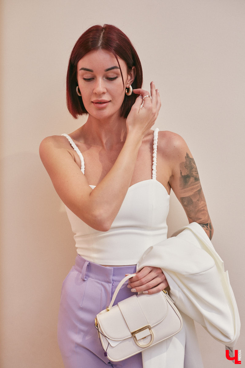 Эта девушка однозначно яркая личность! И гардероб полностью отражает ее взгляды: минималистичность, сочетаемость вещей между собой и ничего лишнего. Полюбуйтесь на три ярких летних аутфита блогера Анны Шиш, каждый из которых подобран под определенное настроение.