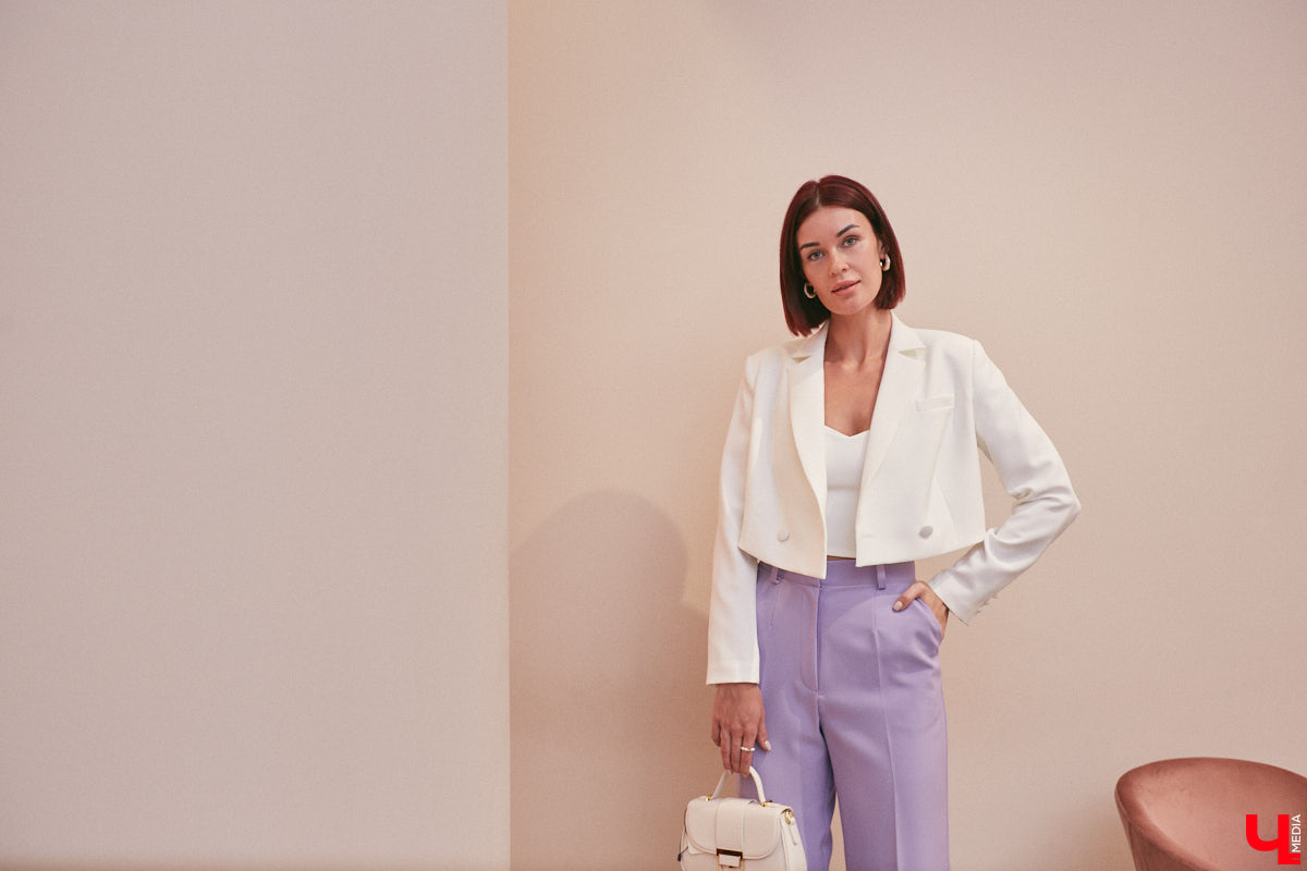 Эта девушка однозначно яркая личность! И гардероб полностью отражает ее взгляды: минималистичность, сочетаемость вещей между собой и ничего лишнего. Полюбуйтесь на три ярких летних аутфита блогера Анны Шиш, каждый из которых подобран под определенное настроение.