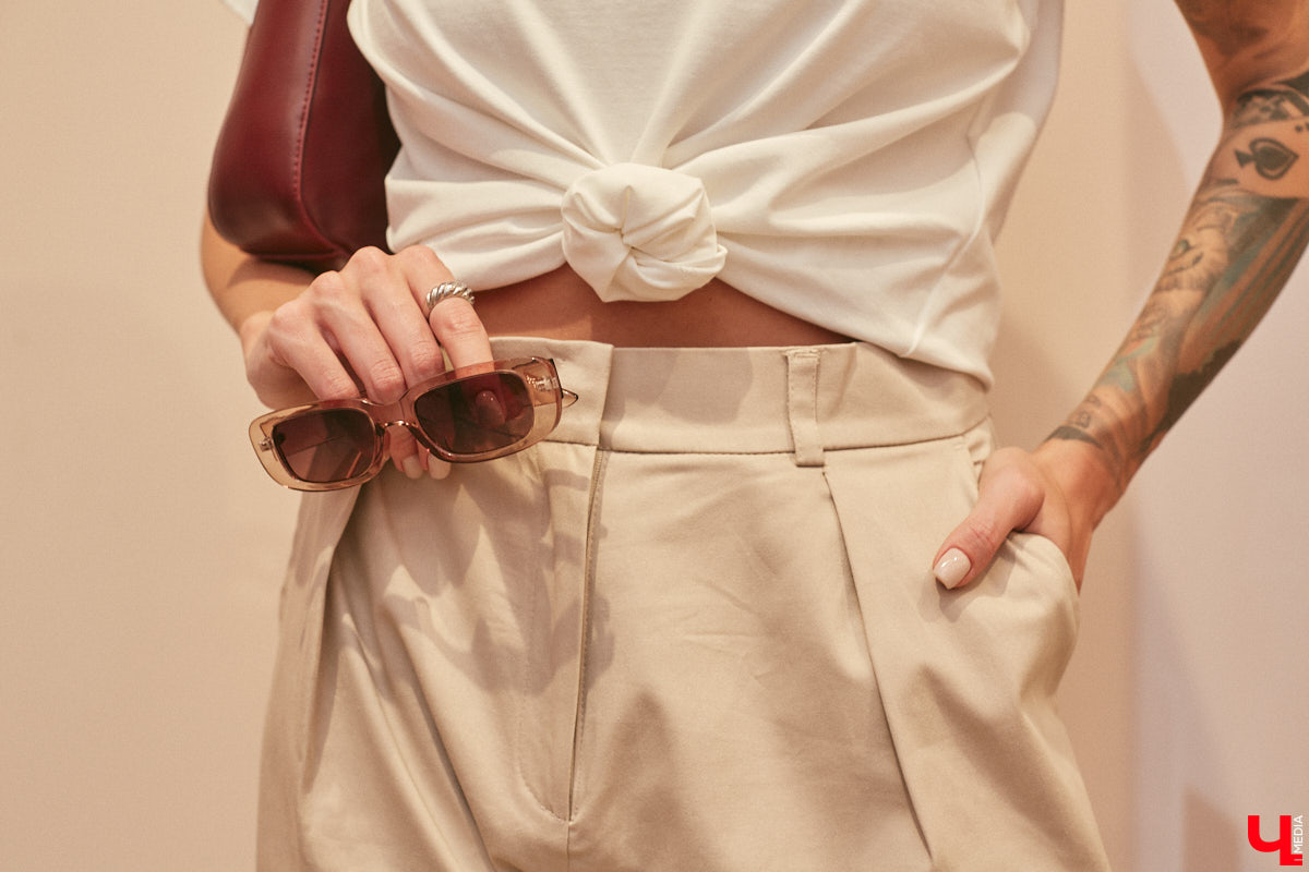 Эта девушка однозначно яркая личность! И гардероб полностью отражает ее взгляды: минималистичность, сочетаемость вещей между собой и ничего лишнего. Полюбуйтесь на три ярких летних аутфита блогера Анны Шиш, каждый из которых подобран под определенное настроение.