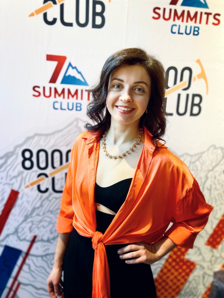 Светлана Котляр не просто покорила вершину самой высокой в мире горы. Весь сложный путь хрупкая девушка, которую на отдельных участках сдувал даже ветер, вела свой дневник. И эмоции от первого лица, написанные в моменте, сегодня невероятно интересно читать. Предлагаем вам погрузиться в экспедицию с участием ковровской «Мисс Горняшки».