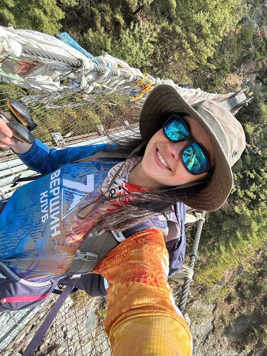 Светлана Котляр не просто покорила вершину самой высокой в мире горы. Весь сложный путь хрупкая девушка, которую на отдельных участках сдувал даже ветер, вела свой дневник. И эмоции от первого лица, написанные в моменте, сегодня невероятно интересно читать. Предлагаем вам погрузиться в экспедицию с участием ковровской «Мисс Горняшки».