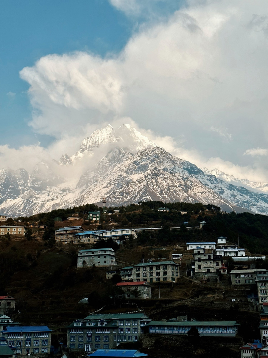 Светлана Котляр не просто покорила вершину самой высокой в мире горы. Весь сложный путь хрупкая девушка, которую на отдельных участках сдувал даже ветер, вела свой дневник. И эмоции от первого лица, написанные в моменте, сегодня невероятно интересно читать. Предлагаем вам погрузиться в экспедицию с участием ковровской «Мисс Горняшки».