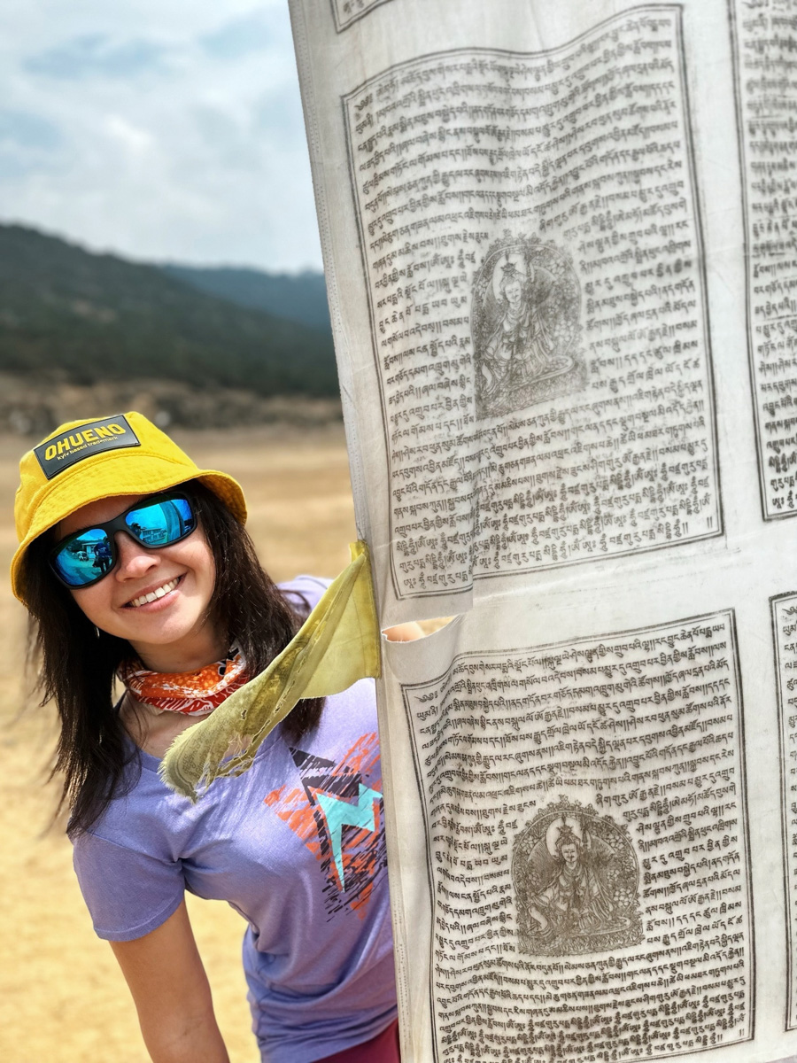 Светлана Котляр не просто покорила вершину самой высокой в мире горы. Весь сложный путь хрупкая девушка, которую на отдельных участках сдувал даже ветер, вела свой дневник. И эмоции от первого лица, написанные в моменте, сегодня невероятно интересно читать. Предлагаем вам погрузиться в экспедицию с участием ковровской «Мисс Горняшки».