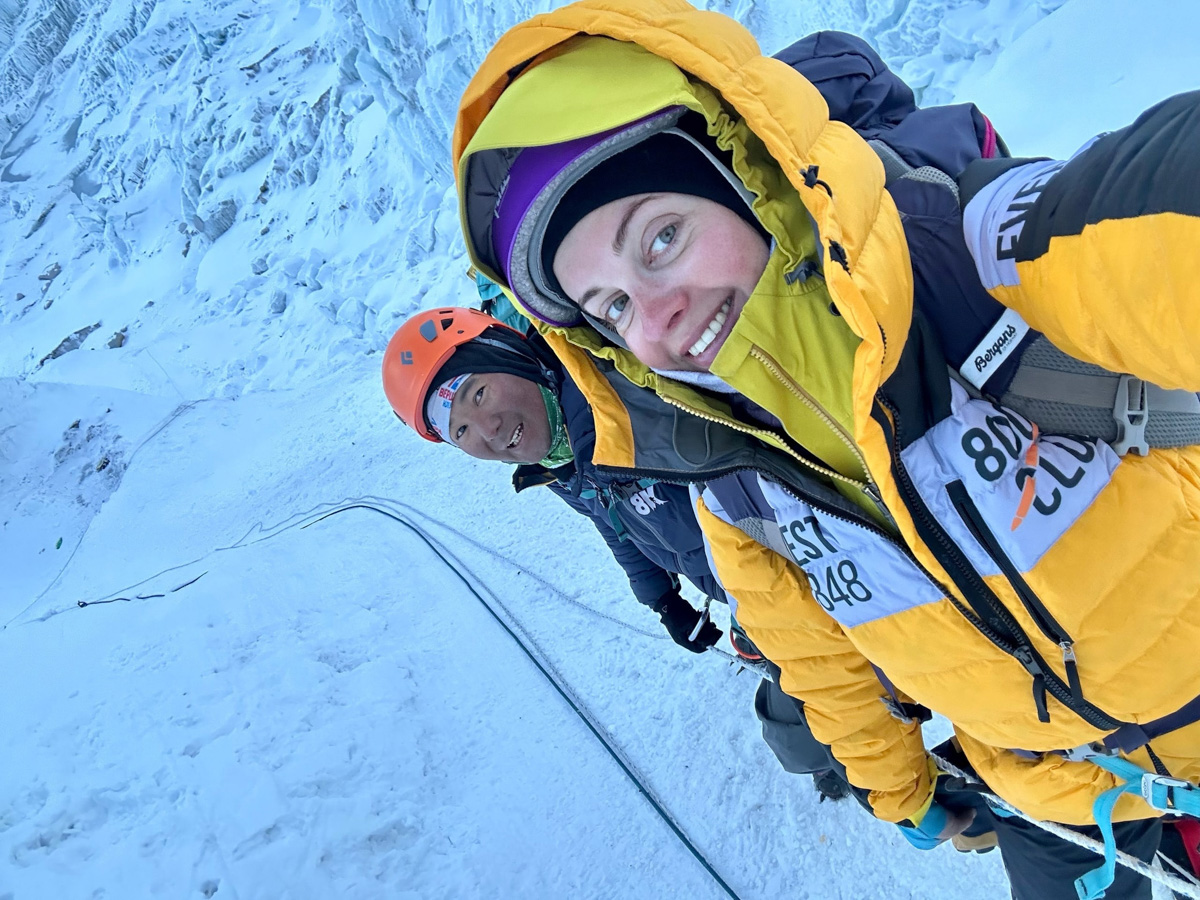 Светлана Котляр не просто покорила вершину самой высокой в мире горы. Весь сложный путь хрупкая девушка, которую на отдельных участках сдувал даже ветер, вела свой дневник. И эмоции от первого лица, написанные в моменте, сегодня невероятно интересно читать. Предлагаем вам погрузиться в экспедицию с участием ковровской «Мисс Горняшки».