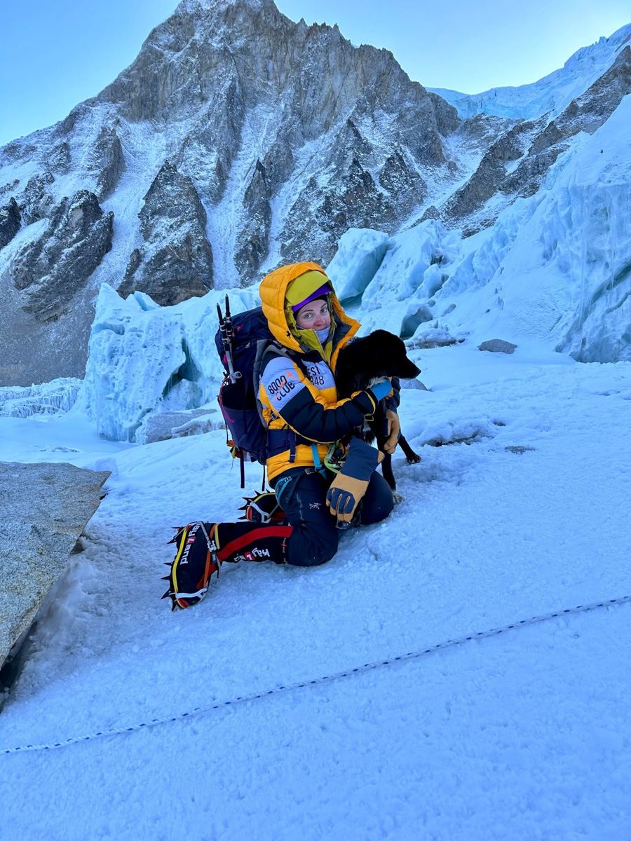 Светлана Котляр не просто покорила вершину самой высокой в мире горы. Весь сложный путь хрупкая девушка, которую на отдельных участках сдувал даже ветер, вела свой дневник. И эмоции от первого лица, написанные в моменте, сегодня невероятно интересно читать. Предлагаем вам погрузиться в экспедицию с участием ковровской «Мисс Горняшки».