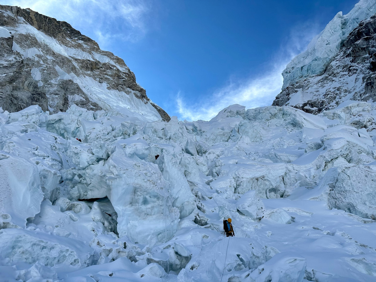 Светлана Котляр не просто покорила вершину самой высокой в мире горы. Весь сложный путь хрупкая девушка, которую на отдельных участках сдувал даже ветер, вела свой дневник. И эмоции от первого лица, написанные в моменте, сегодня невероятно интересно читать. Предлагаем вам погрузиться в экспедицию с участием ковровской «Мисс Горняшки».