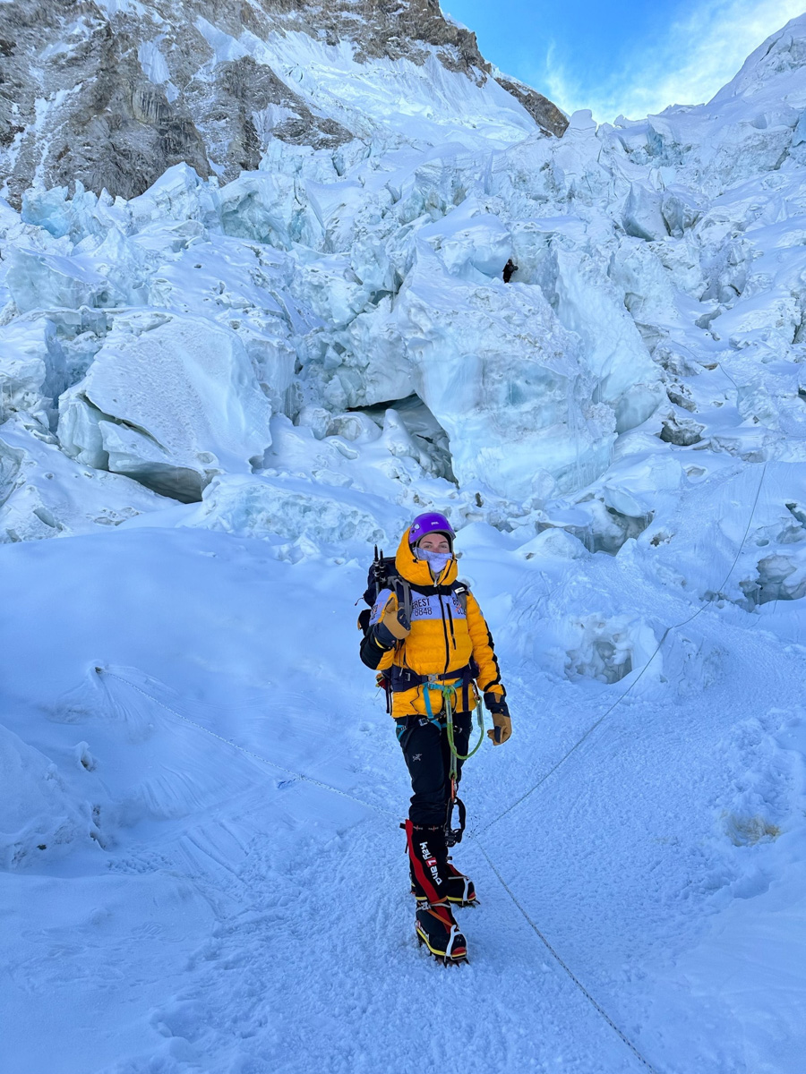 Светлана Котляр не просто покорила вершину самой высокой в мире горы. Весь сложный путь хрупкая девушка, которую на отдельных участках сдувал даже ветер, вела свой дневник. И эмоции от первого лица, написанные в моменте, сегодня невероятно интересно читать. Предлагаем вам погрузиться в экспедицию с участием ковровской «Мисс Горняшки».