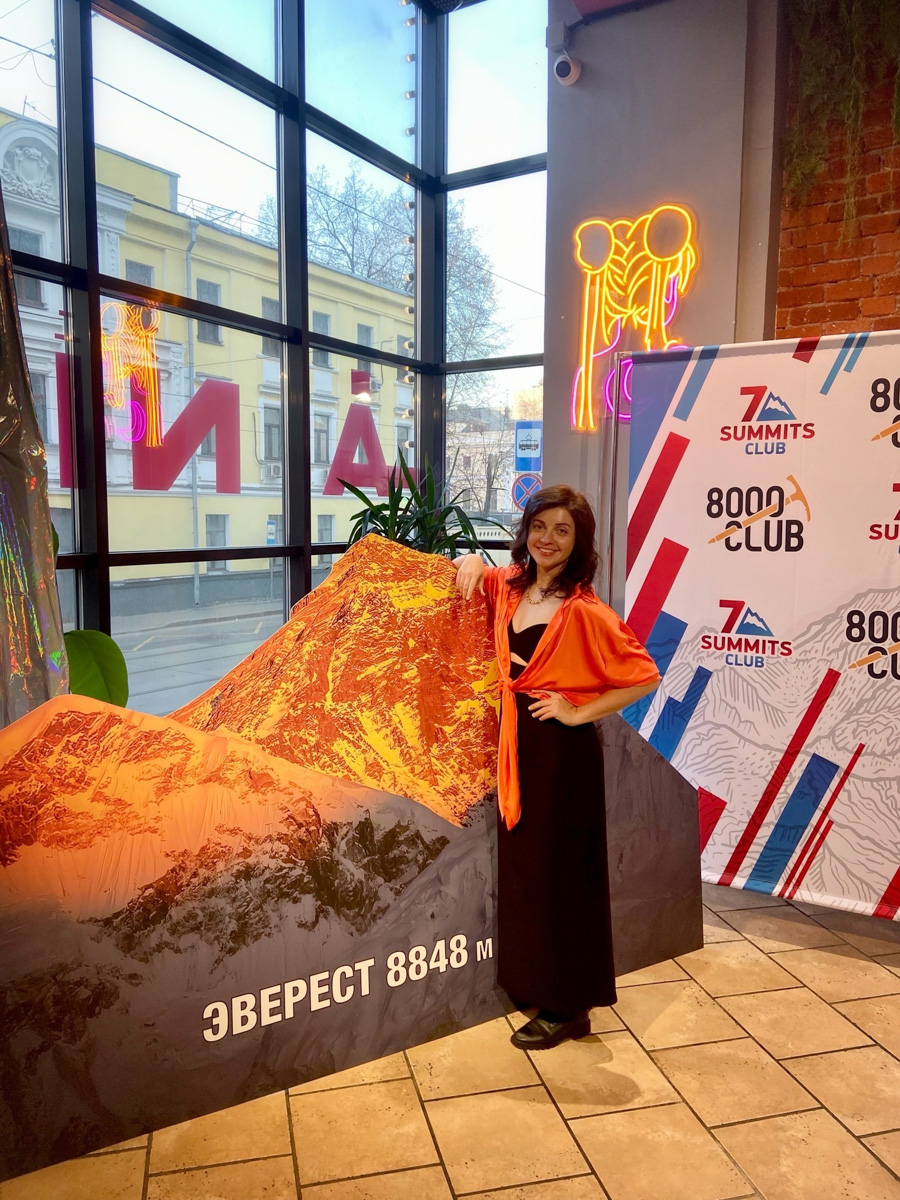 Светлана Котляр не просто покорила вершину самой высокой в мире горы. Весь сложный путь хрупкая девушка, которую на отдельных участках сдувал даже ветер, вела свой дневник. И эмоции от первого лица, написанные в моменте, сегодня невероятно интересно читать. Предлагаем вам погрузиться в экспедицию с участием ковровской «Мисс Горняшки».