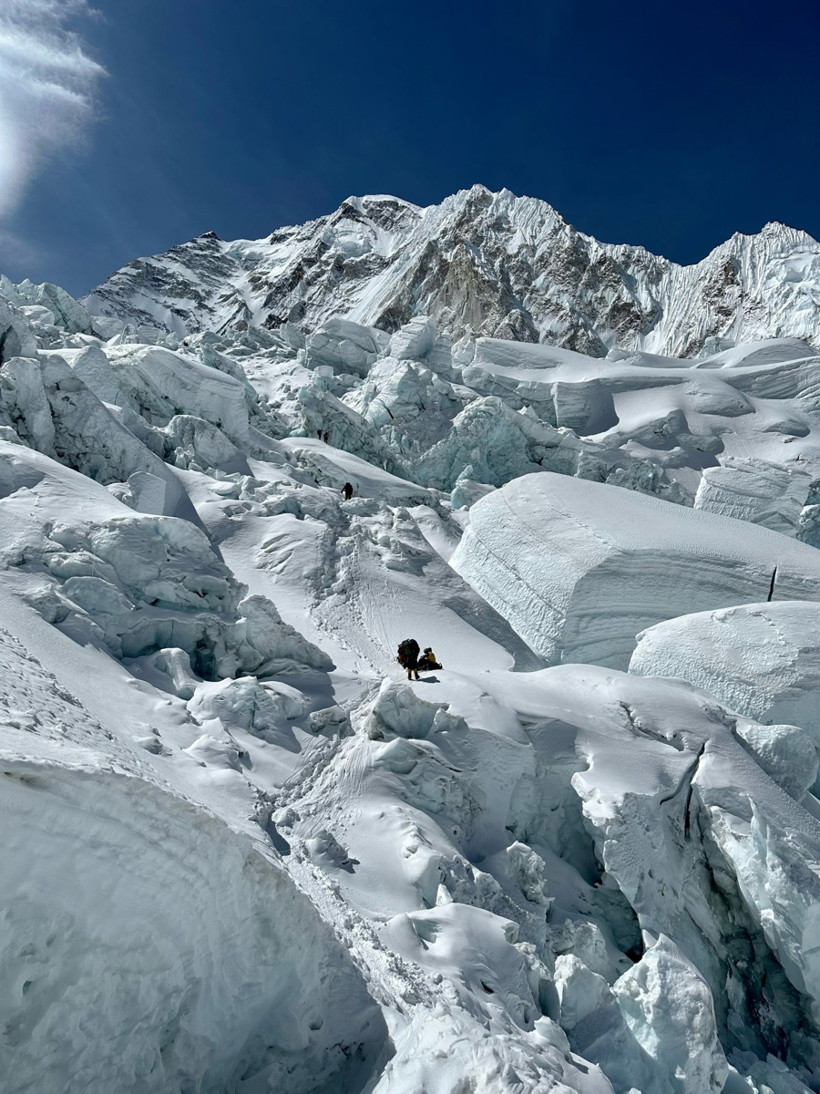 Светлана Котляр не просто покорила вершину самой высокой в мире горы. Весь сложный путь хрупкая девушка, которую на отдельных участках сдувал даже ветер, вела свой дневник. И эмоции от первого лица, написанные в моменте, сегодня невероятно интересно читать. Предлагаем вам погрузиться в экспедицию с участием ковровской «Мисс Горняшки».